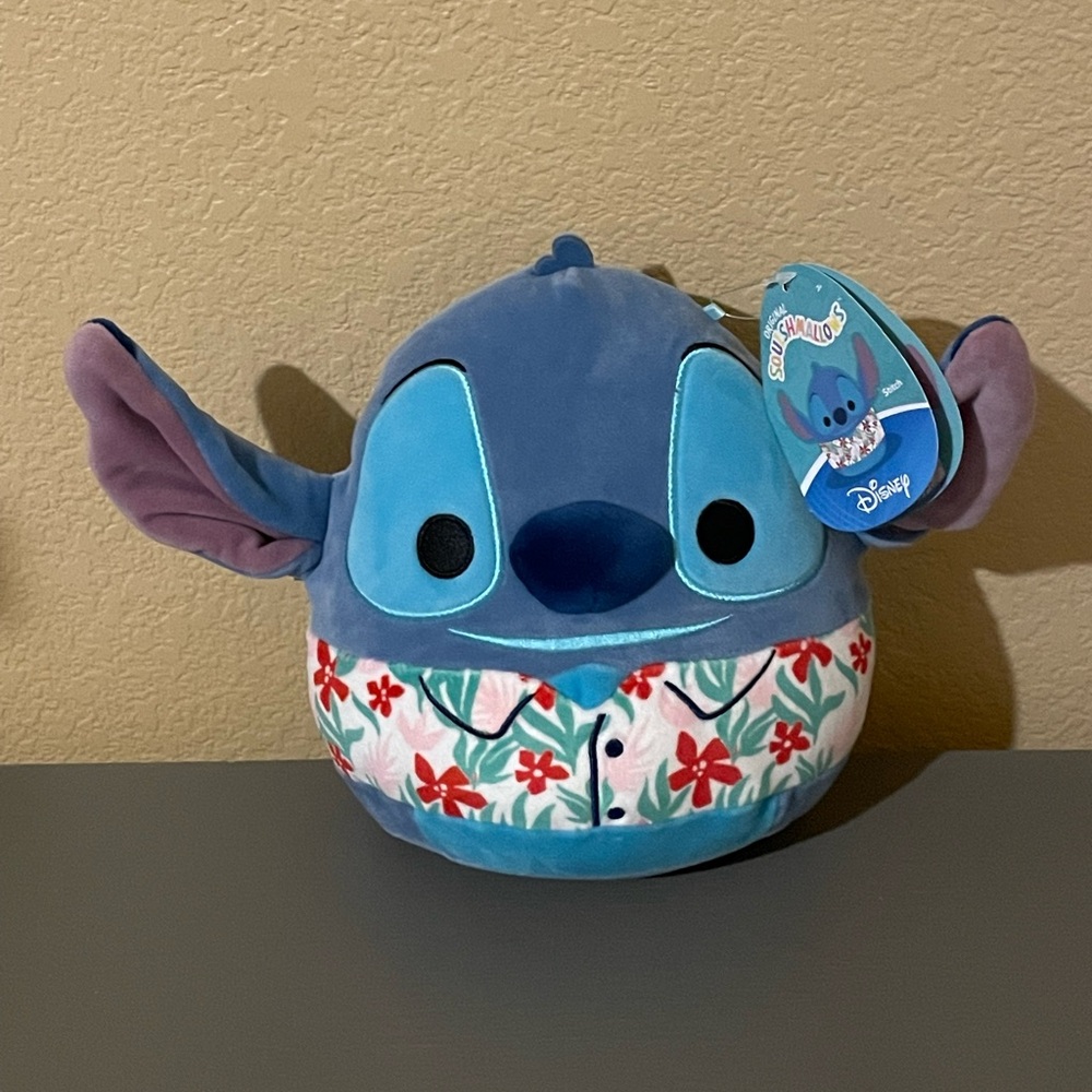 NWT 8 in Stitch squishmallow with Hawaiian shirt